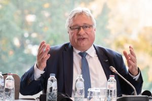 Woman_in_Rail_WEB-101