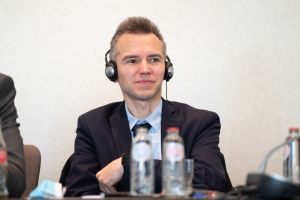 Woman_in_Rail_WEB-109