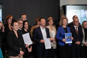 Woman_in_Rail_WEB-141