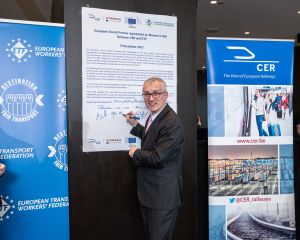 Woman_in_Rail_WEB-167