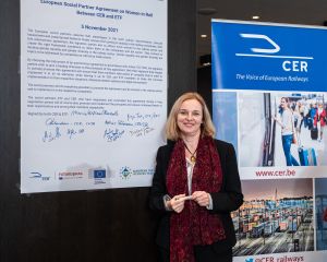 Woman_in_Rail_WEB-168