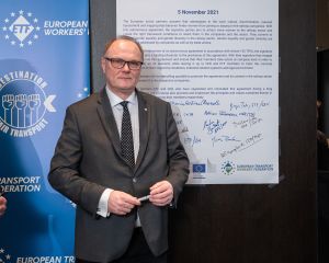 Woman_in_Rail_WEB-173