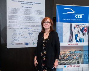 Woman_in_Rail_WEB-174