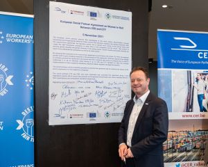 Woman_in_Rail_WEB-188