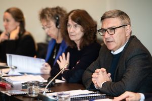 Woman_in_Rail_WEB-18