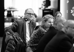 Woman_in_Rail_WEB-45