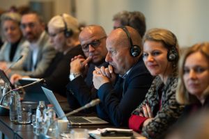 Woman_in_Rail_WEB-70