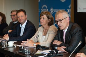 Woman_in_Rail_WEB-78