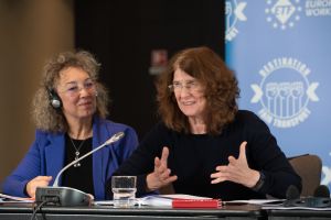 Woman_in_Rail_WEB-88